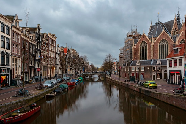 Amsterdam è la capitale e la città più grande dei paesi bassi