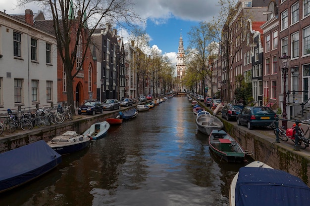 Amsterdam is de hoofdstad en grootste stad van Nederland