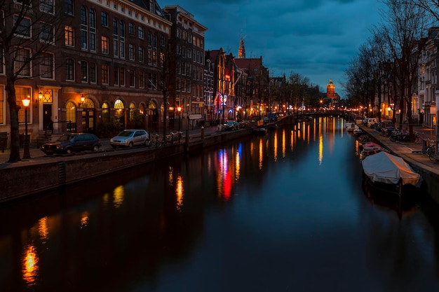 Amsterdam is de hoofdstad en grootste stad van Nederland