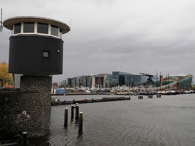 Amsterdam Maritiem Museum en stadsbeeld op een regenachtige dag