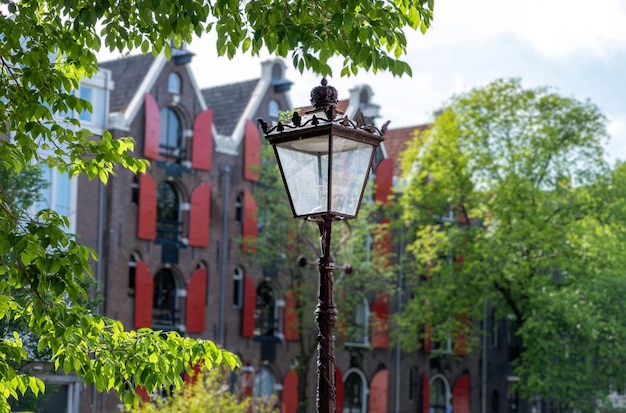 Amsterdam middeleeuwse lantaarn straatlantaarn Blur huis achtergrond Holland Nederland