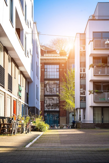 Amsterdam nederland 29 maart 2022 moderne architectuur op straat in amsterdam nederland