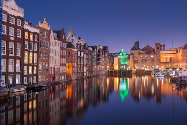 Amsterdam Nederland in Damrak bij Nacht