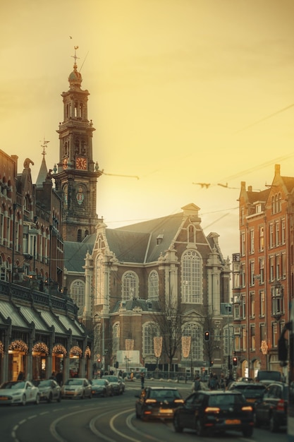 Amsterdam Nederland januari 2020 Een straat met rails in het midden vol mensen bij een zonsondergang