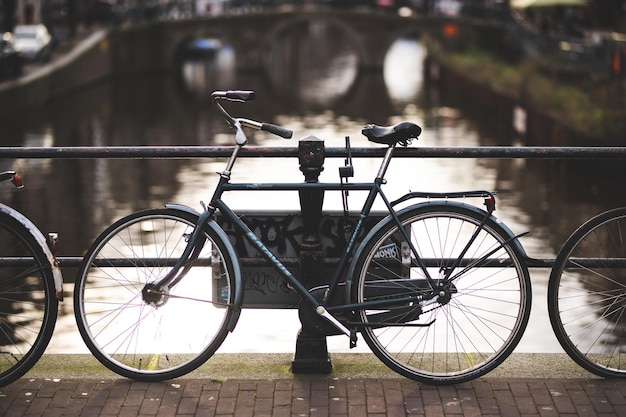 Amsterdam Nederland januari 2020 Er staat een fiets geparkeerd in een stadsstraat bij de rivier