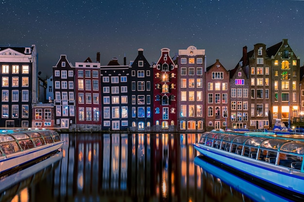 Photo amsterdam netherlands canals with lights during evening in december during winter in the netherlands