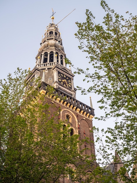 アムステルダム-10月2日：2015年10月2日、オランダ、アムステルダムの薄明の夕方の空の下で歓楽街の古い教会。