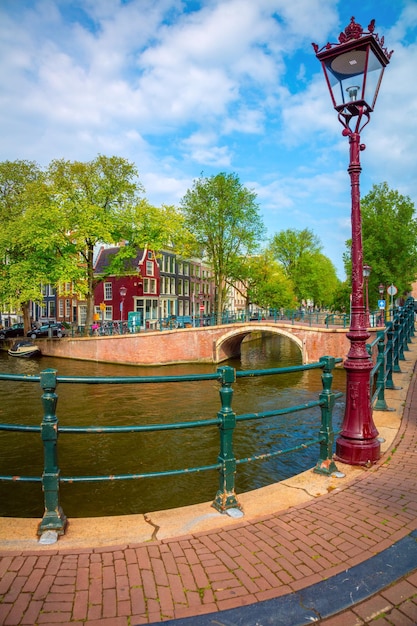 Amsterdam oude huizen bruggen grachten en lantaarn Uitzicht op het beroemde oude centrum van Amsterdam Amsterdam Holland Nederland