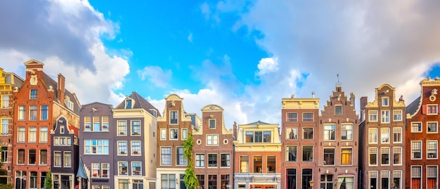 Amsterdam Panoramisch uitzicht op de beroemde Amsterdamse huizen achtergrond geïsoleerd op wit Verschillende traditionele huizen in het historische centrum van Amsterdam Amsterdam Holland Nederland