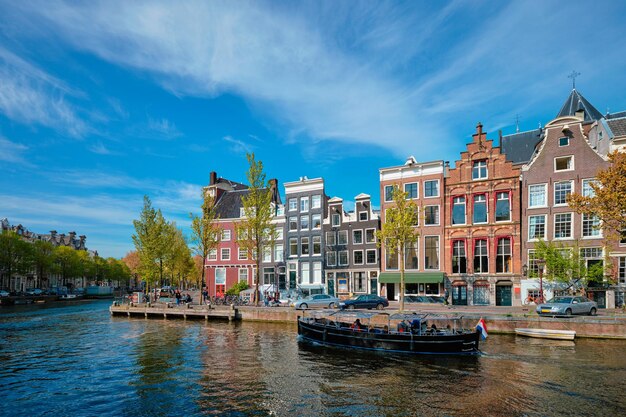 Amsterdam uitzicht op kanaal met boadbrug en oude huizen