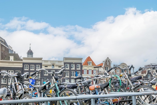 Amsterdamse fietsenparkeerplaats en gevels van gebouwen