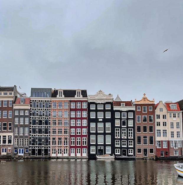 Foto amsterdamse gebouwen aan de kanalen