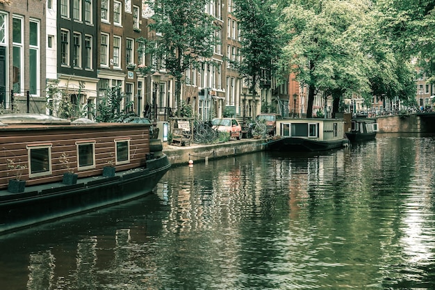 Amsterdamse gracht met boten Holland Nederland