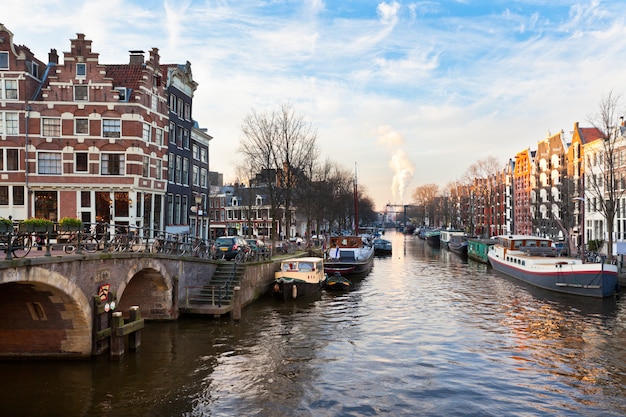 Amsterdamse gracht met boten