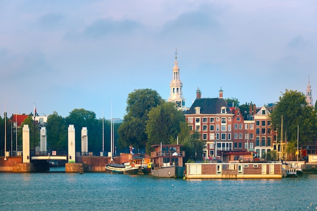 Amsterdamse gracht met typisch Nederlandse huizen en kerk Zuiderkerk, Holland, Nederland.