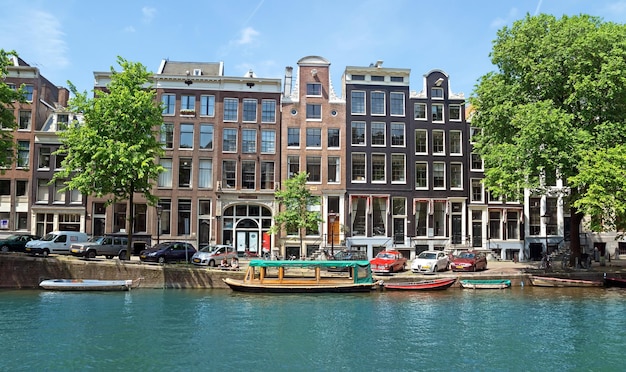Amsterdamse grachten en typisch Nederlandse huizen