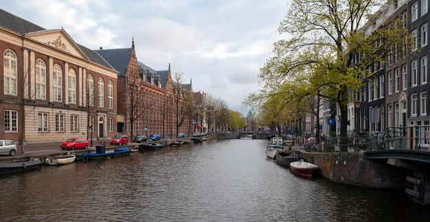 Amsterdamse grachten en typische huizen met een ochtend lentehemel..