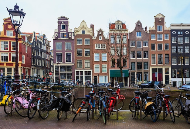 Amsterdamse huizen en fietsen