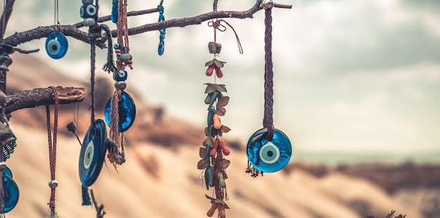 Amuletten van het boze oog hangen aan de boom