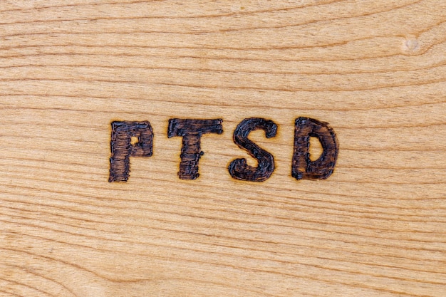 사진 평평한 나무 판자에 손으로 태운 약어 ptsd 외상 후 스트레스 장애