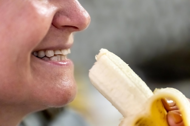 Фото Взрослая женщина ест банан крупным планом