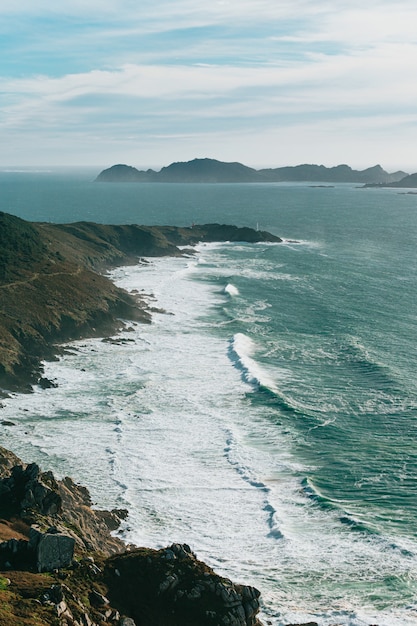 写真 波が打ち寄せるスペインの空中の巨大な野生の海岸