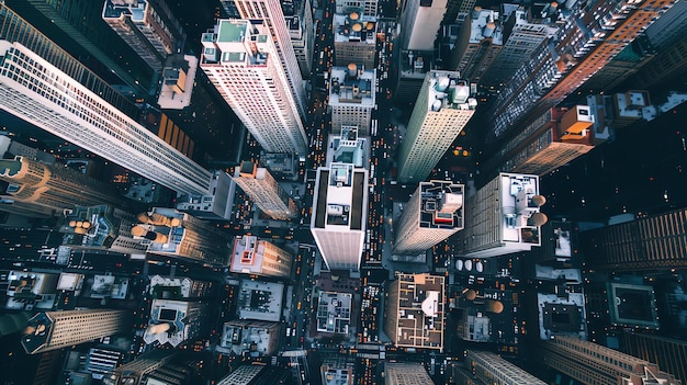 写真 繁忙した街の交差点の空中写真通りは車や人でいっぱいで建物も高くて印象的です