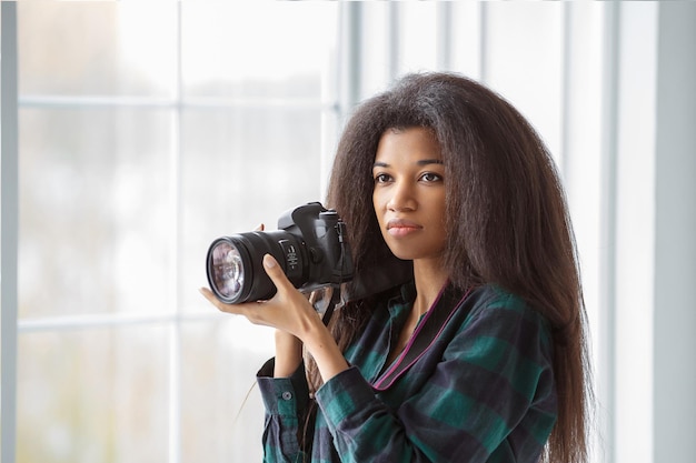 写真 カメラを持つアフリカ系アメリカ人の写真家の女の子 スタジオでの写真撮影
