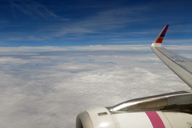 写真 美しい明るい空と雲の中の飛行機の翼