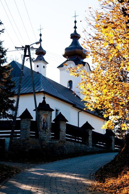 Фото Старинное церковное здание в маленьком польском городке