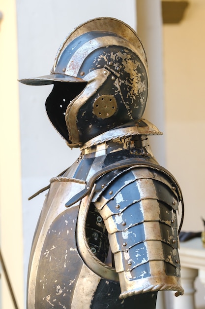 Фото Шлем древнего рыцаря с доспехами. средневековая концепция