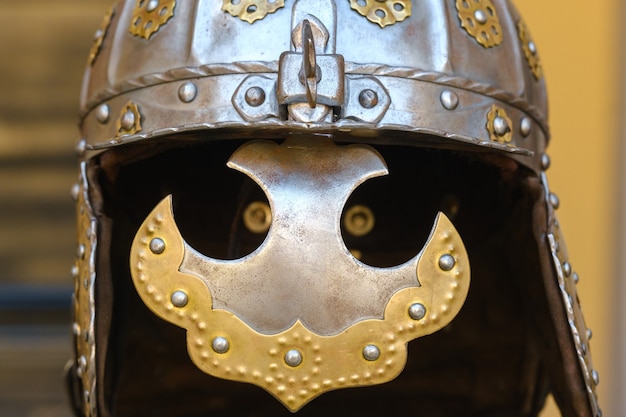 Фото Шлем древнего рыцаря с доспехами. средневековая концепция