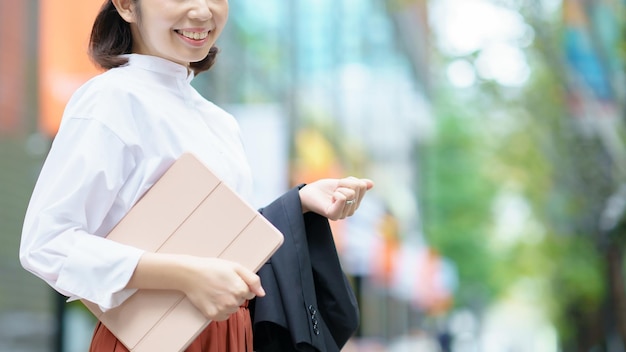 写真 通勤や買い物に出かける匿名の女性