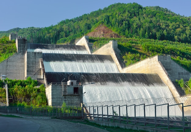 写真 ロシアのエニセイ川シベリアの山岸にある人工滝