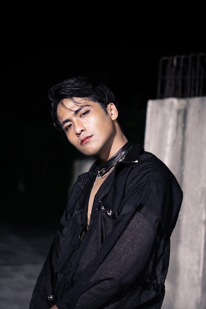 온통 검은 머리와 검은 머리를 하고 남성적인 포즈를 취한 동양인 남자 | 프리미엄 사진 온통 검은 머리와 검은 머리를 하고 남성적인 포즈를 취한 동양인 남자 | 프리미엄 사진
