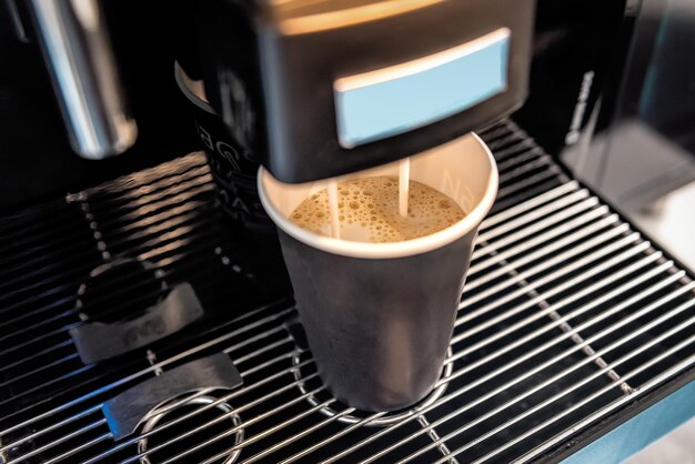 写真 全自動コーヒーメーカーでコーヒーを淹れる