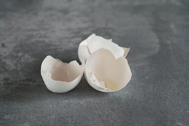 写真 卵の殻が灰色のコンクリートのテーブルの上にあります コピースペース 廃棄物ゼロのコンセプト