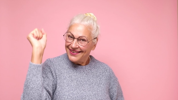 Фото Пожилая европейка в очках уверенно смотрит в камеру, улыбаясь