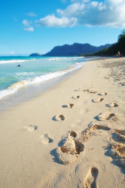 맑고 푸른 하늘 복사 공간과 모래 벽지에 발자국이 있는 평화로운 휴가를 위한 빈 해변 편안한 여름 바다