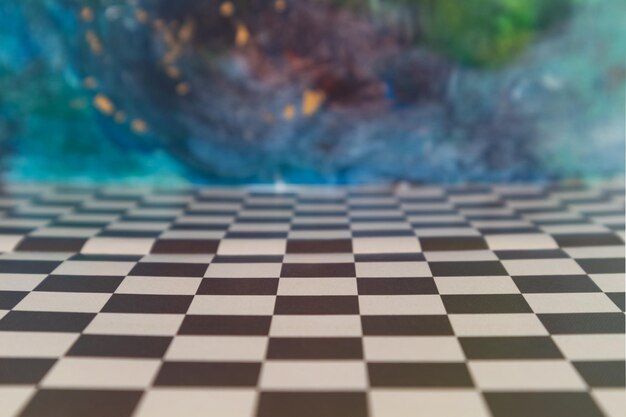 Фото Пустая шахматная доска на размытом разноцветном фоне