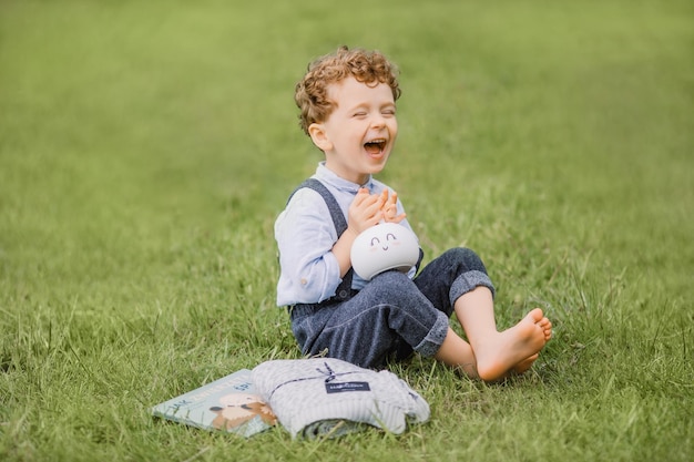 Фото anak kecil tertawa tanpa alas kaki (маленький третовый без лаки)