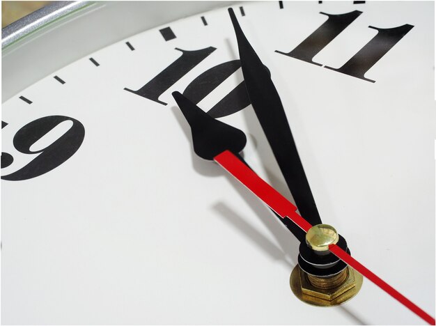 Аналоговые часы на белом фоне, стрелка, часы и минуты под номером десять, часы с арабскими цифрами