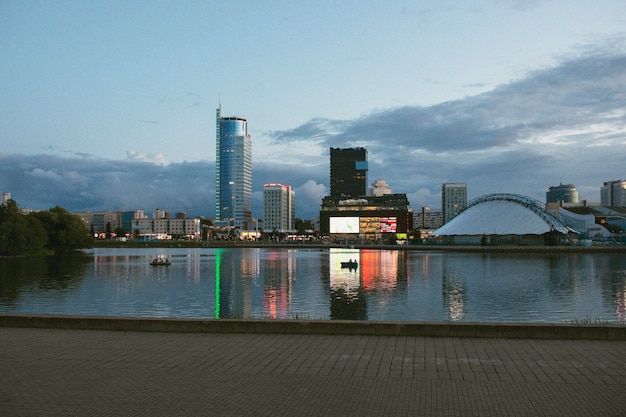 Photo analog landscape of city with buildings in daylight