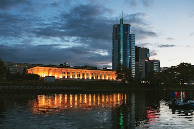 Photo analog landscape of city with buildings in daylight