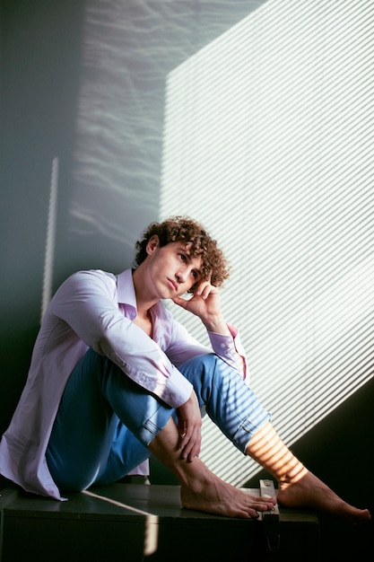 Photo analog portrait of handsome man posing indoors