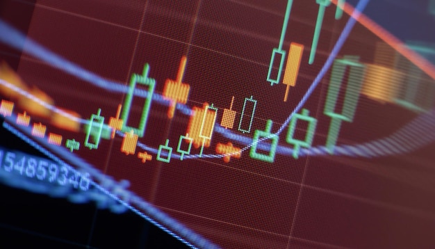 Analyse bedrijfsboekhouding op infobladen Zakenmanhand die aan het analyseren van investeringsgrafieken voor goud werkt