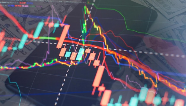 Analyse zakelijke boekhouding op infobladen zakenmanhand bezig met het analyseren van investeringsgrafieken voor goudmarkt forexmarkt en handelsmarkt