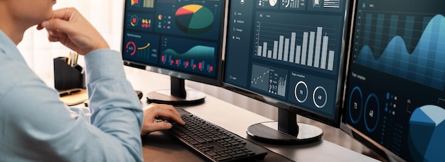 Foto analista che lavora sull'analisi dei dati o sul dashboard bi sul monitor del computer uomo d'affari che analizza i dati finanziari di fintech in ufficio aziendale per il marketing aziendale e la pianificazione strategica