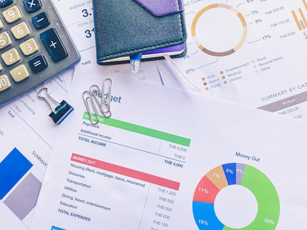 Analytics grafiek en pie chart op veel papierwerk en statistische