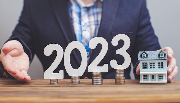 2023년 사업가가 장기 투자를 위한 재무 데이터를 계산하는 증강 현실 디지털 그래픽으로 부동산 수익성을 분석합니다.